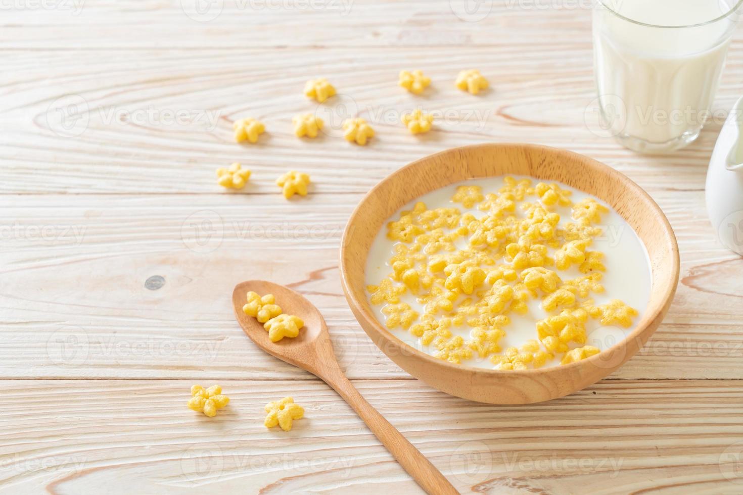 céréales complètes avec du lait frais pour le petit déjeuner photo