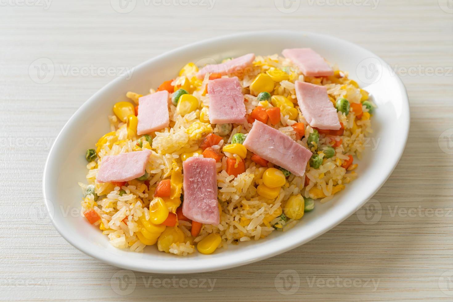 riz frit maison avec jambon et légumes mélangés de carotte, pois de haricot vert et maïs photo