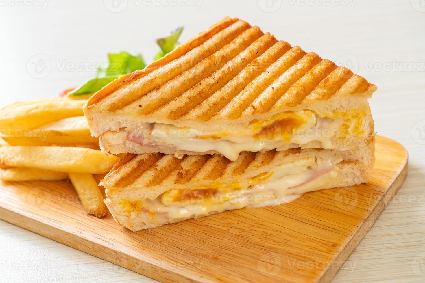 sandwich au jambon et fromage avec oeuf et frites photo