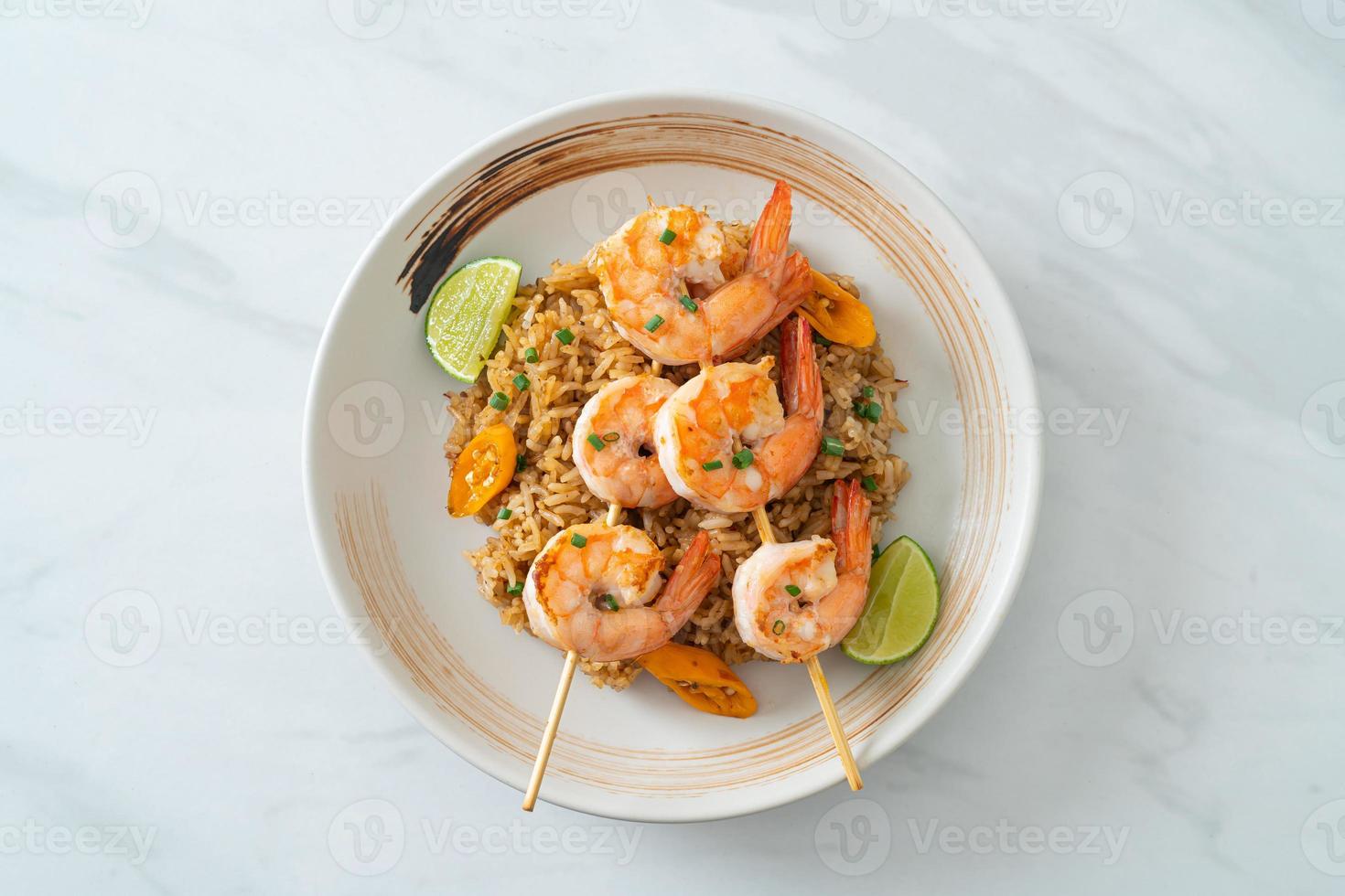 riz sauté aux crevettes ou brochettes de gambas photo