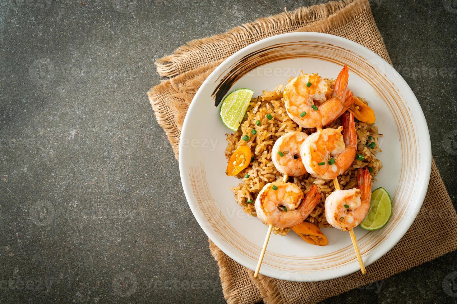 riz sauté aux crevettes ou brochettes de gambas photo