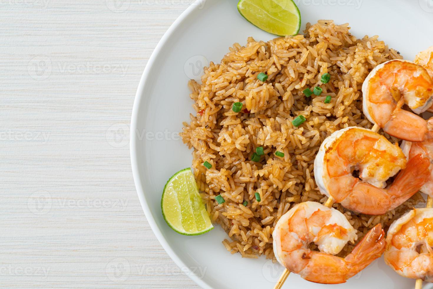 riz sauté aux crevettes ou brochettes de gambas photo