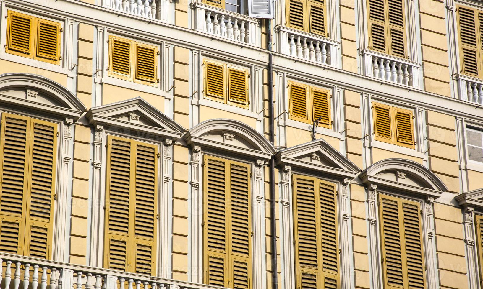 Fenêtres d'un palais ligure dans la ville de Gênes, Italie photo