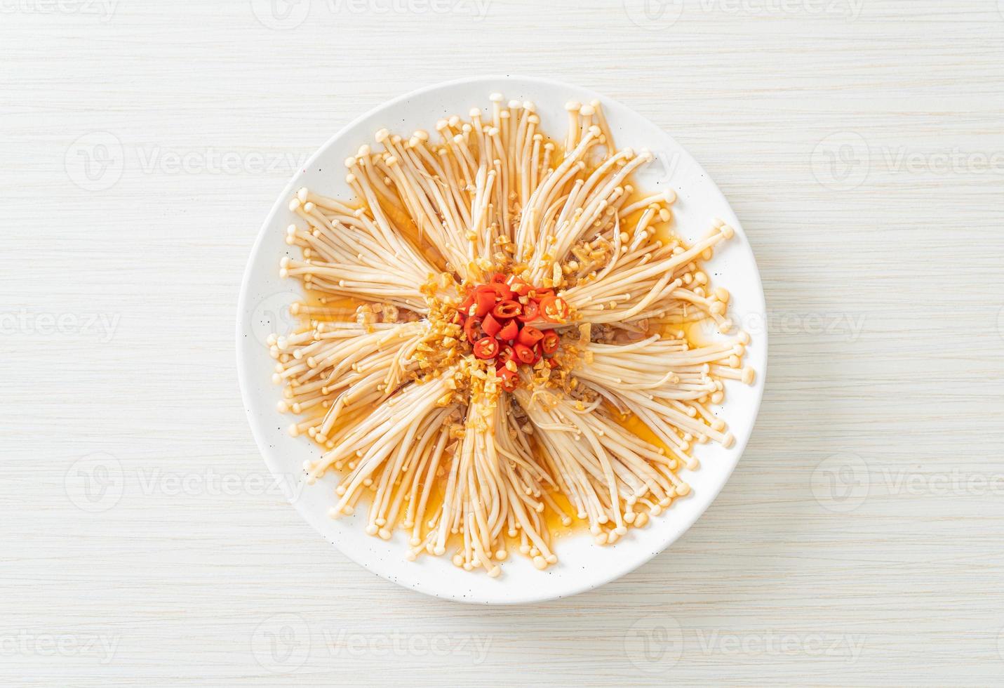 champignons à l'aiguille d'or cuits à la vapeur maison ou enokitake avec sauce soja, piment et ail photo