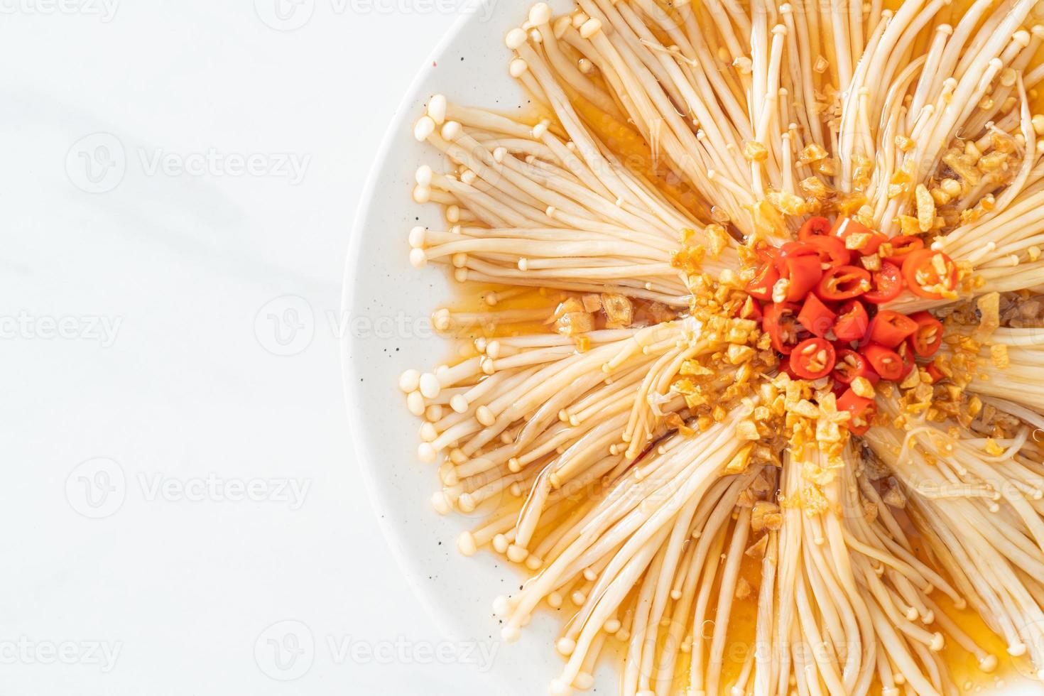 champignons à l'aiguille d'or cuits à la vapeur maison ou enokitake avec sauce soja, piment et ail photo