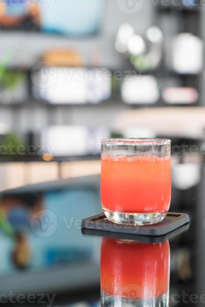 verre de jus de punch sur table photo