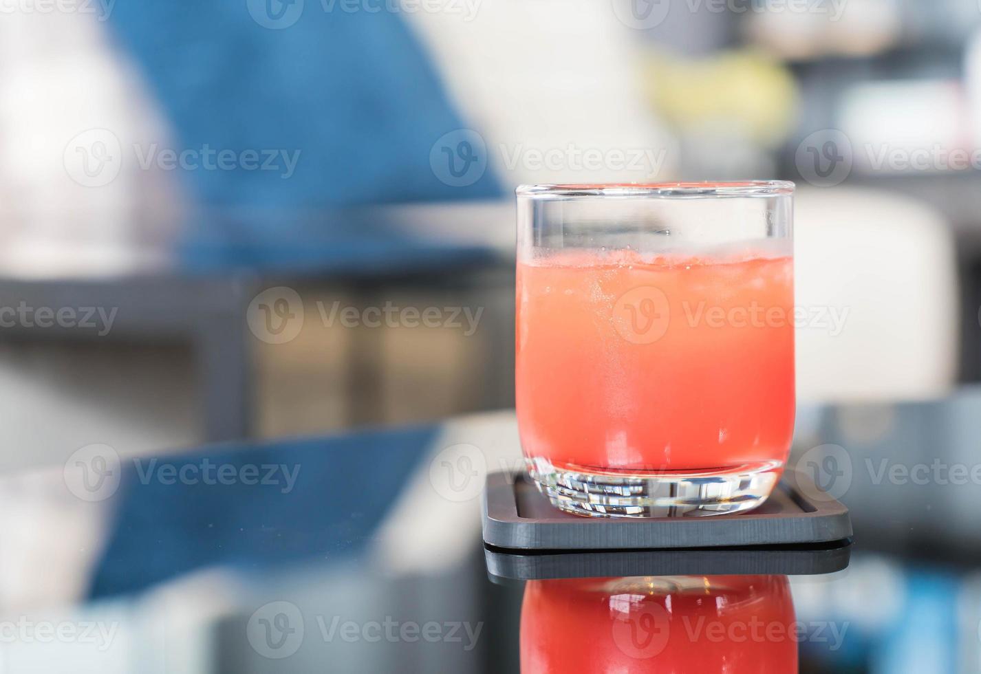 verre de jus de punch sur table photo