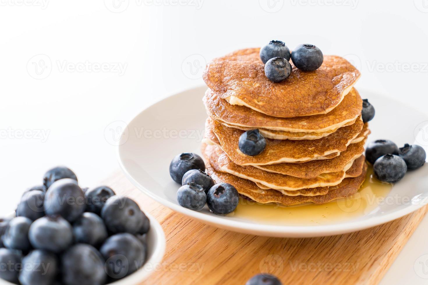 pile de crêpes aux bleuets frais photo