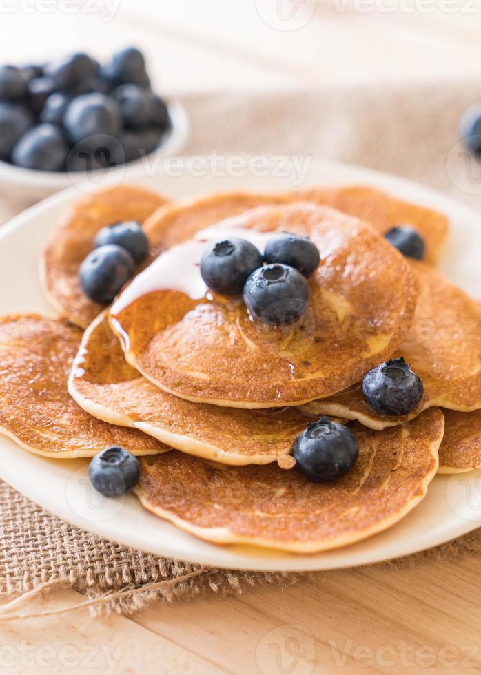 pile de crêpes aux bleuets frais photo