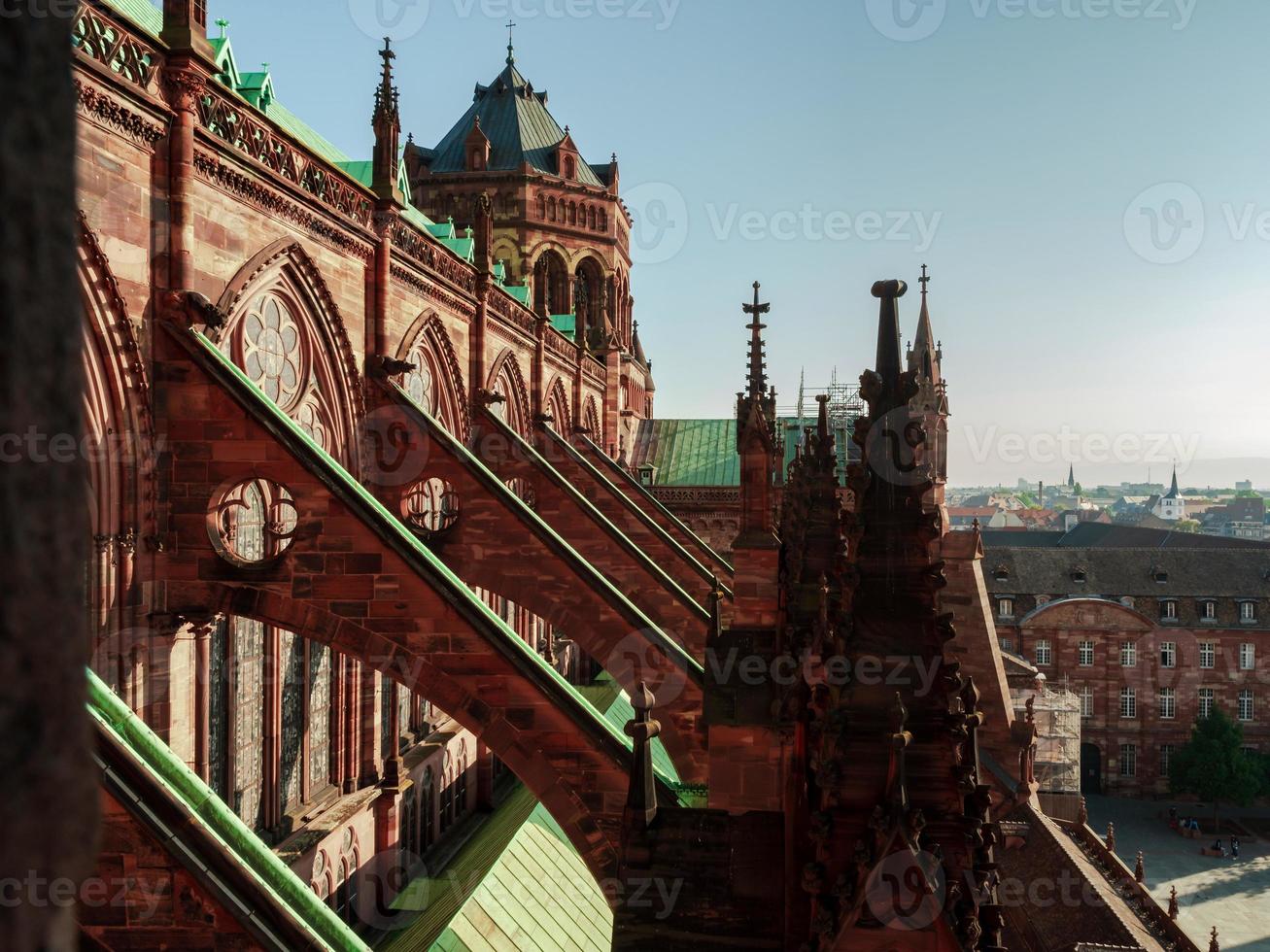 contreforts et autres éléments gothiques de la cathédrale de strasbourg, france photo