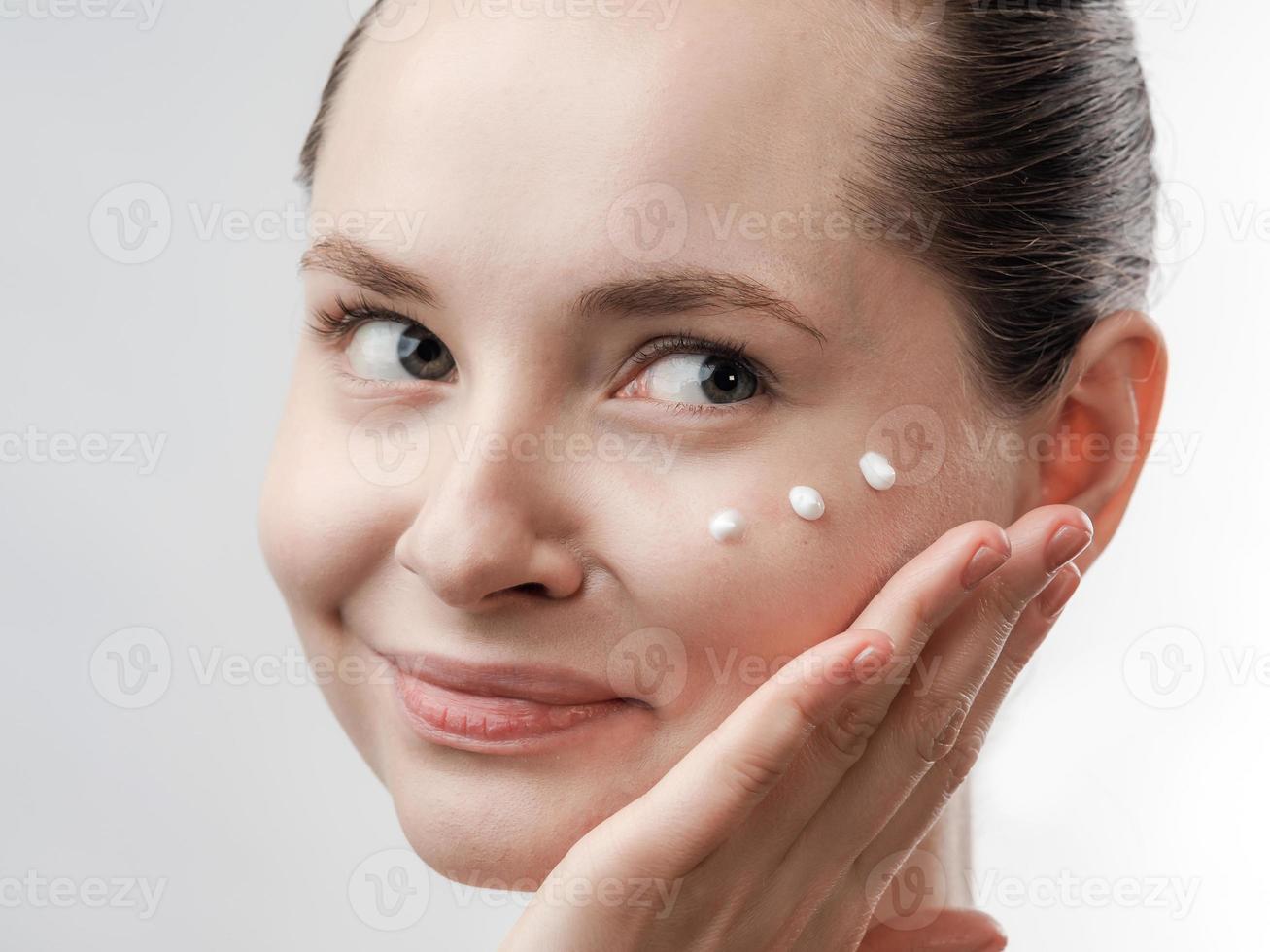 belle jeune femme avec une peau fraîche et propre photo