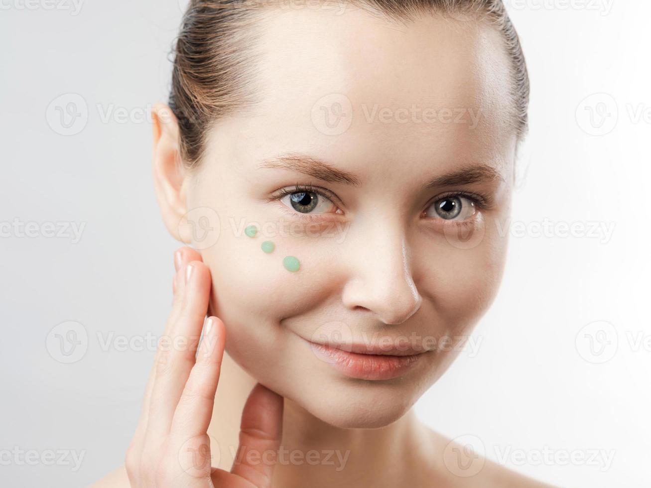 belle jeune femme avec une peau fraîche et propre photo