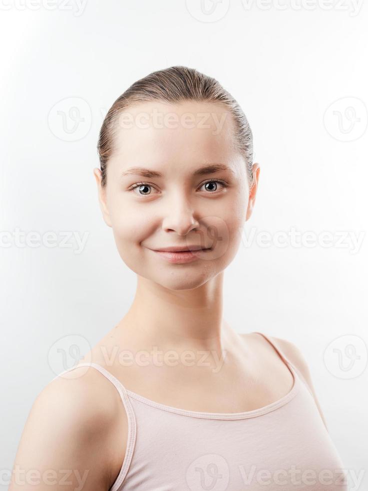 belle jeune femme avec une peau propre et fraîche sur fond blanc. photo