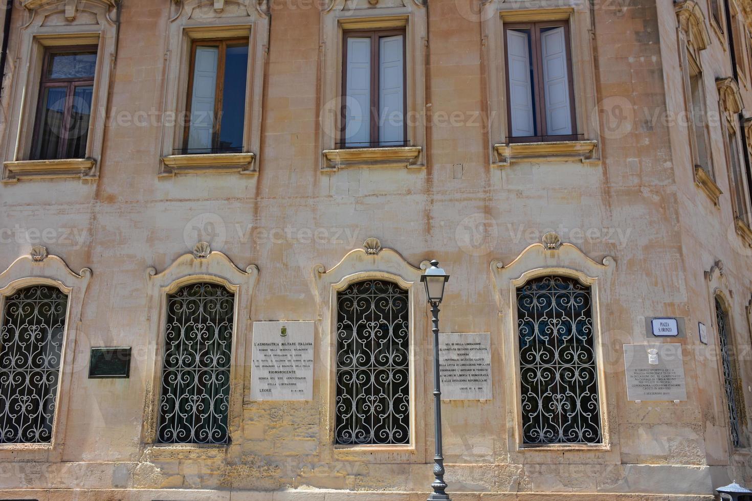 Italie, Lecce, ville à l'architecture baroque et églises et vestiges archéologiques. photo