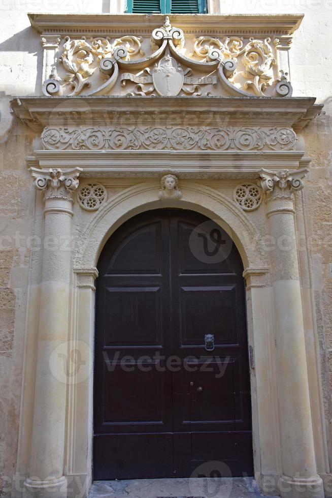 Italie, Lecce, ville à l'architecture baroque et églises et vestiges archéologiques. photo