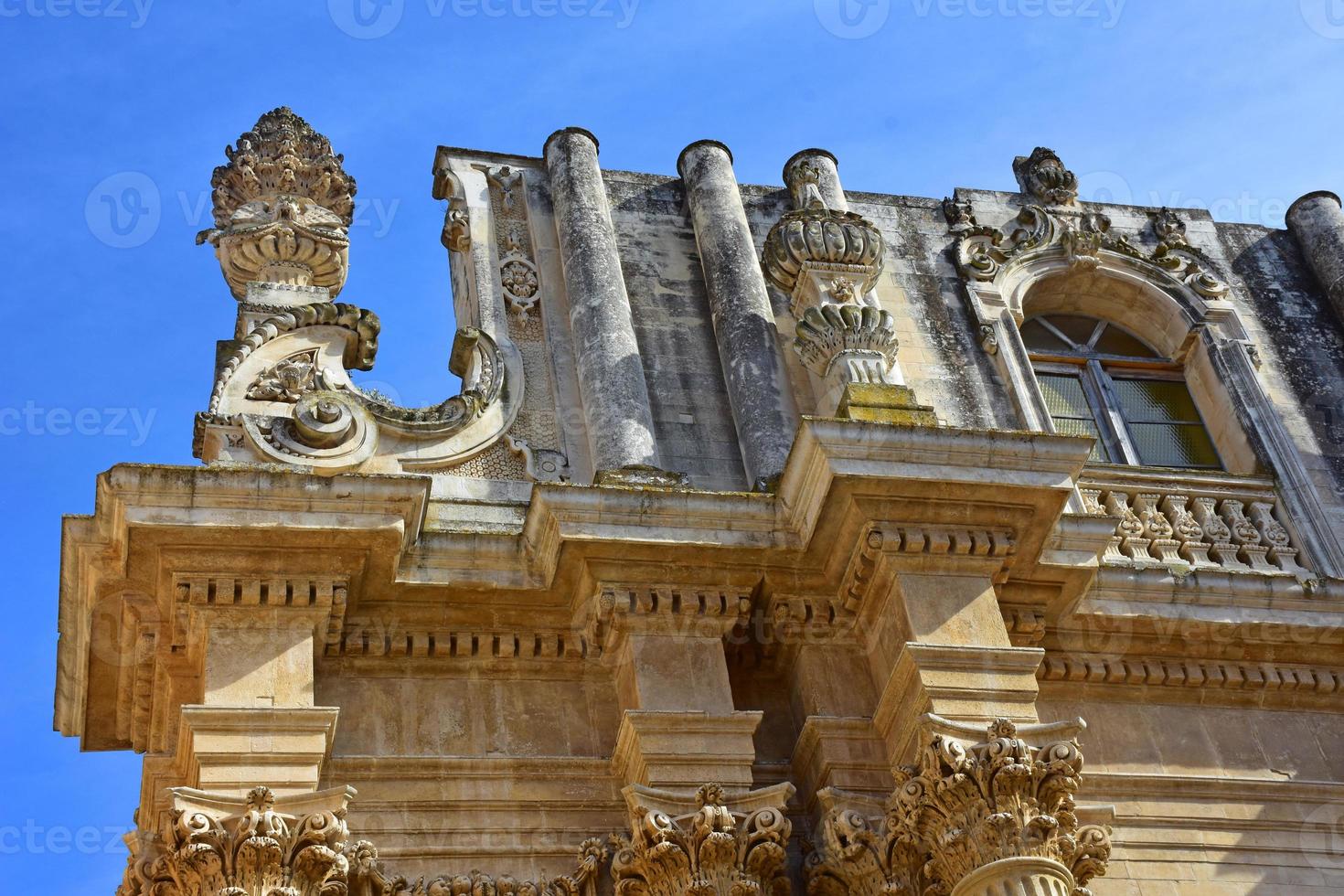 Italie, Lecce, ville à l'architecture baroque et églises et vestiges archéologiques. photo