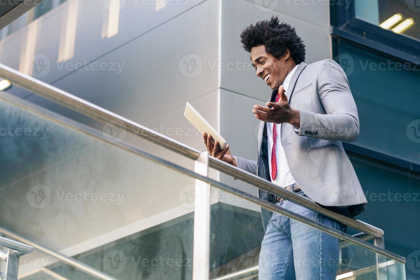 homme d'affaires noir à l'aide d'une tablette numérique photo