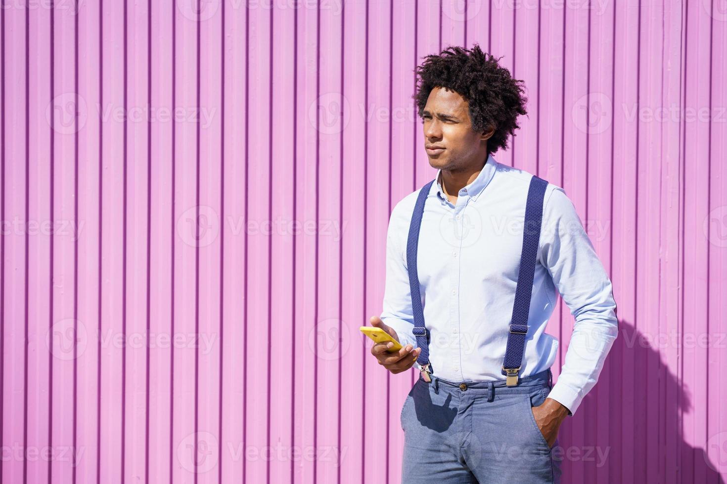 homme noir avec une coiffure afro utilisant un smartphone photo