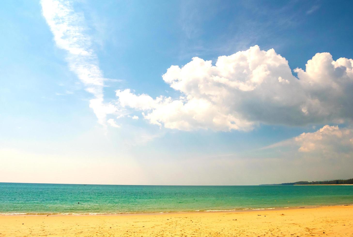 belle plage d'été et ciel bleu photo