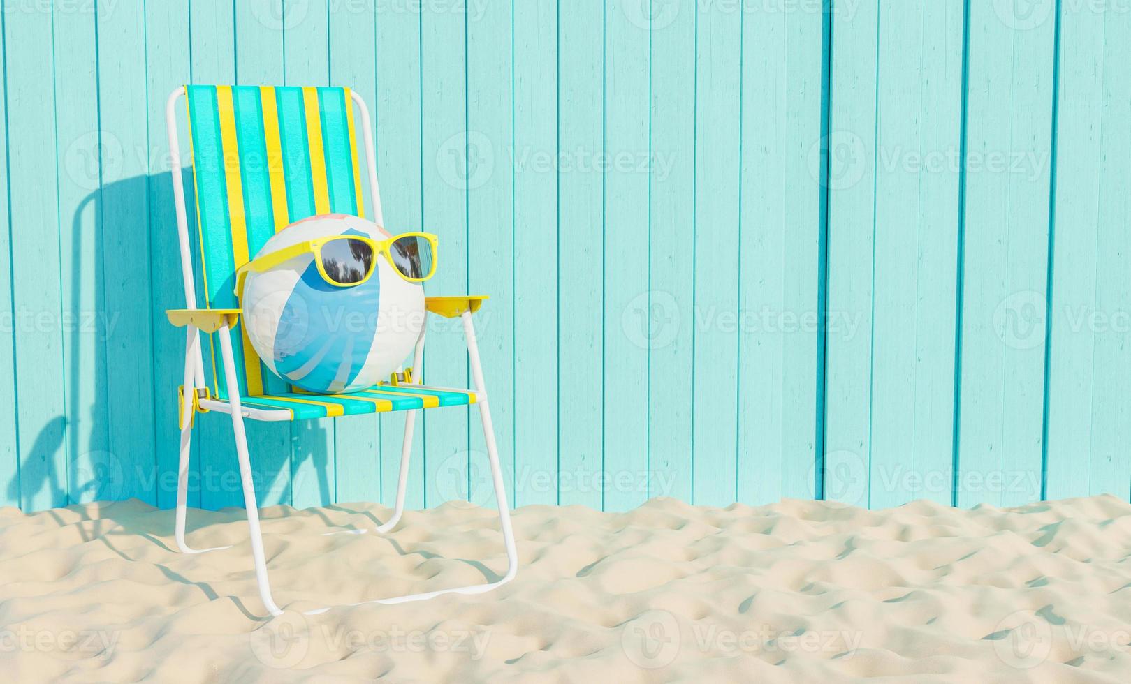 boule avec des lunettes de soleil sur la plage photo