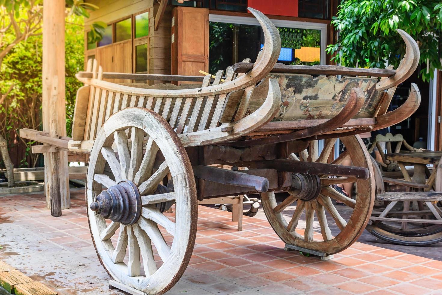 chariot en bois de style thaï en thaïlande photo