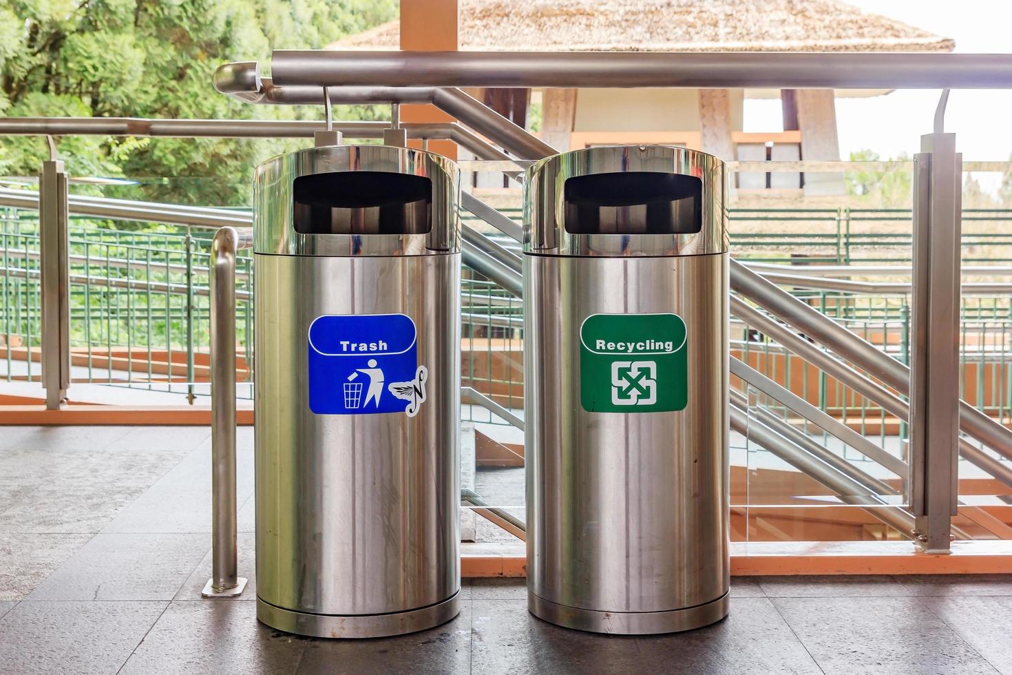 poubelles et bacs de recyclage en acier inoxydable. types de déchets. photo
