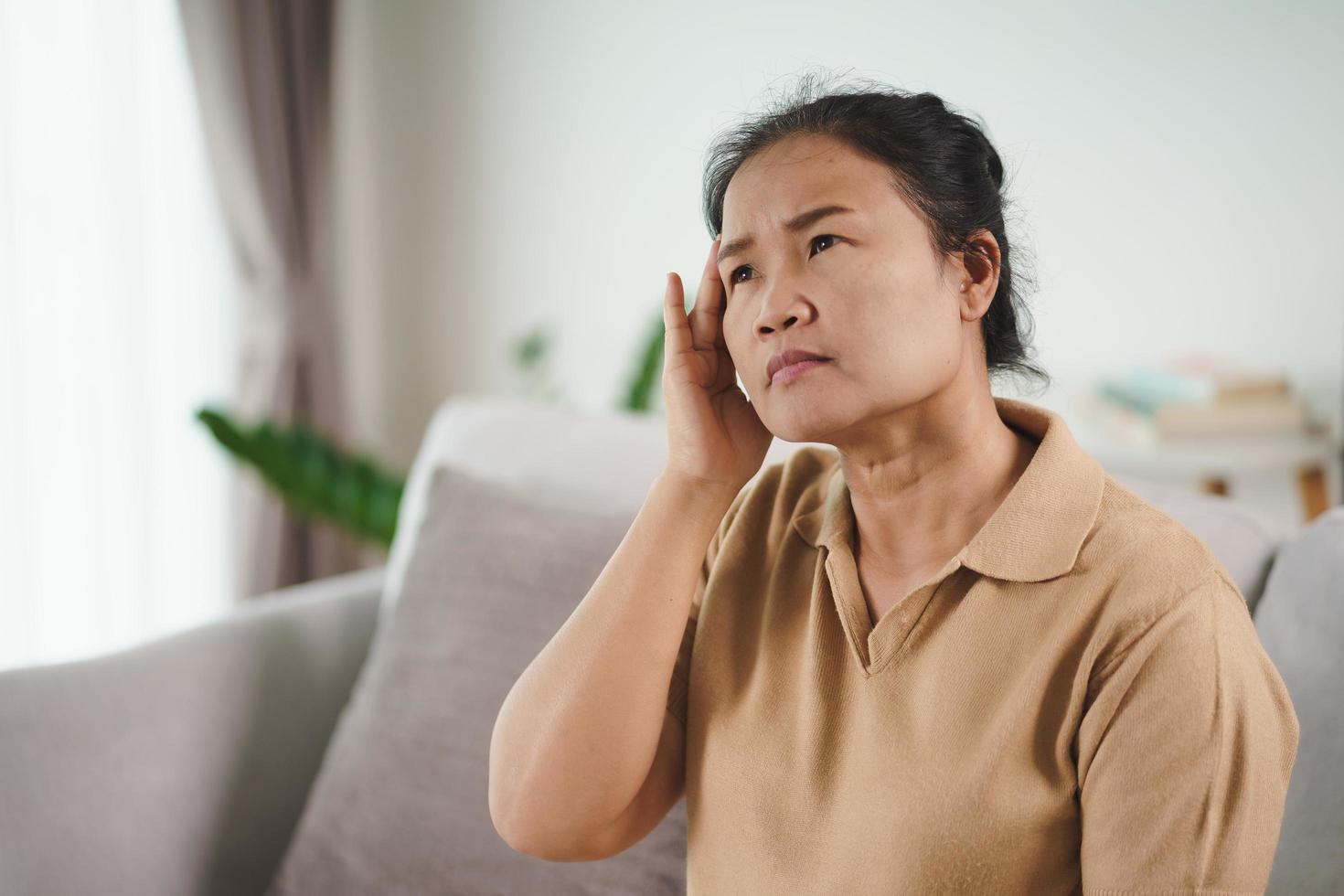 femme âgée mature souffrant de maux de tête, concept d'alzheimer. photo