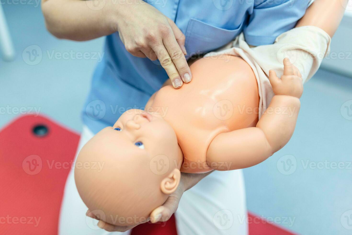 femme performant cpr sur bébé formation poupée avec un main compression. premier aide formation - cardiopulmonaire réanimation. premier aide cours sur cpr factice. photo