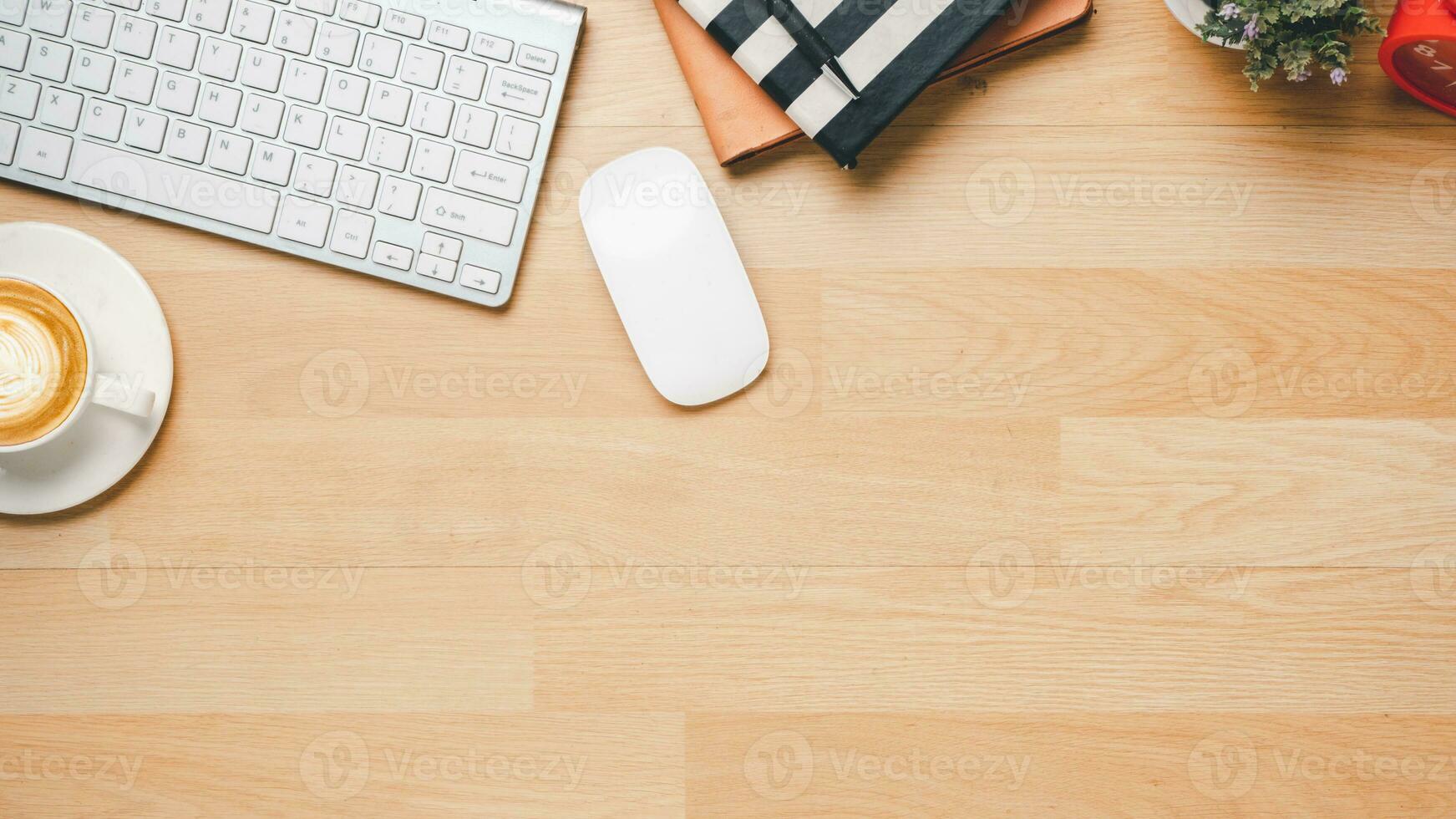 Bureau en bois bureau avec clavier, carnet de notes, stylo, Souris et tasse de café, Haut vue avec copie espace, plat poser. photo