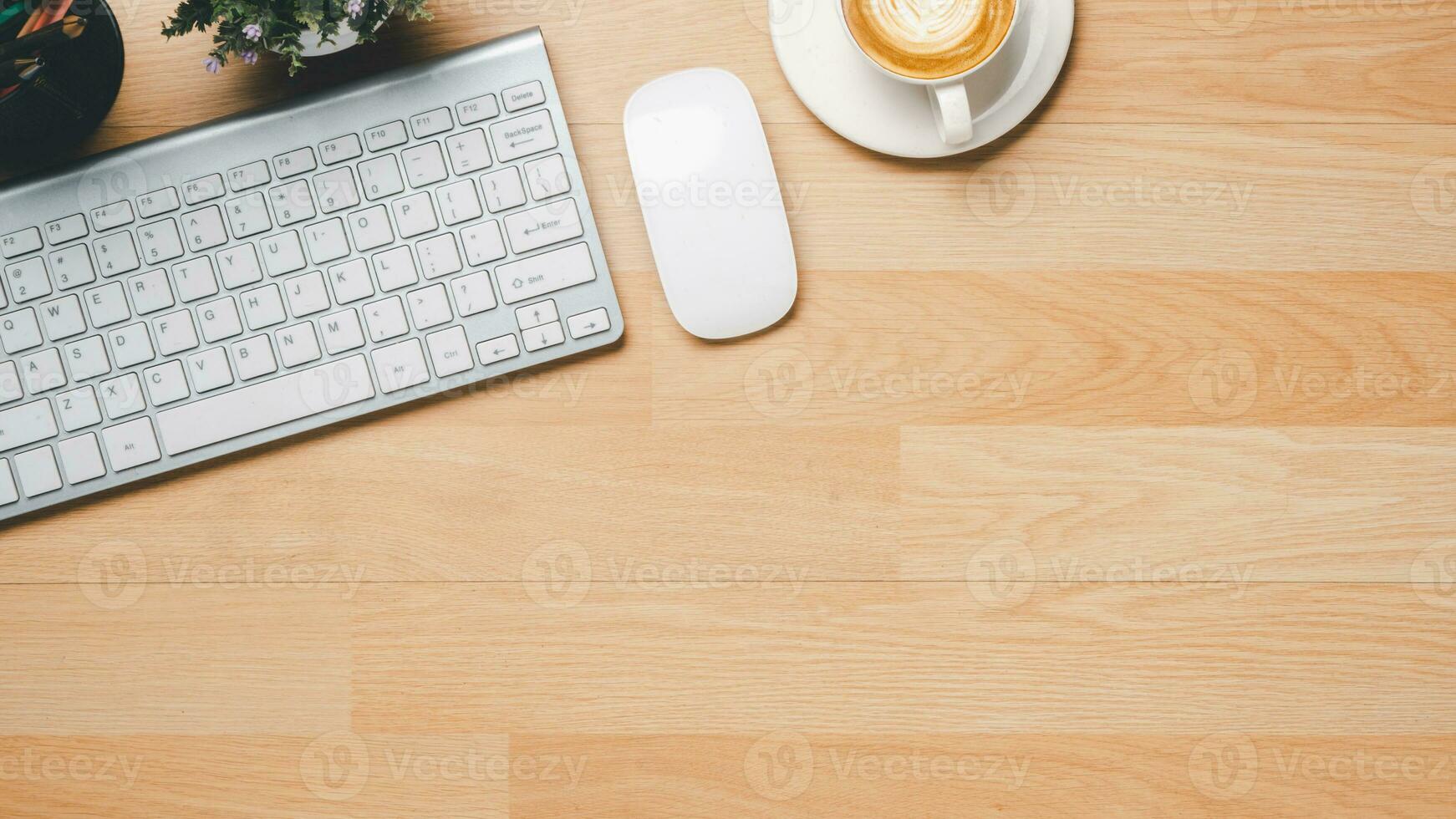 Bureau bureau avec clavier, souris, stylo et tasse de café, Haut vue avec copie espace, plat poser. photo