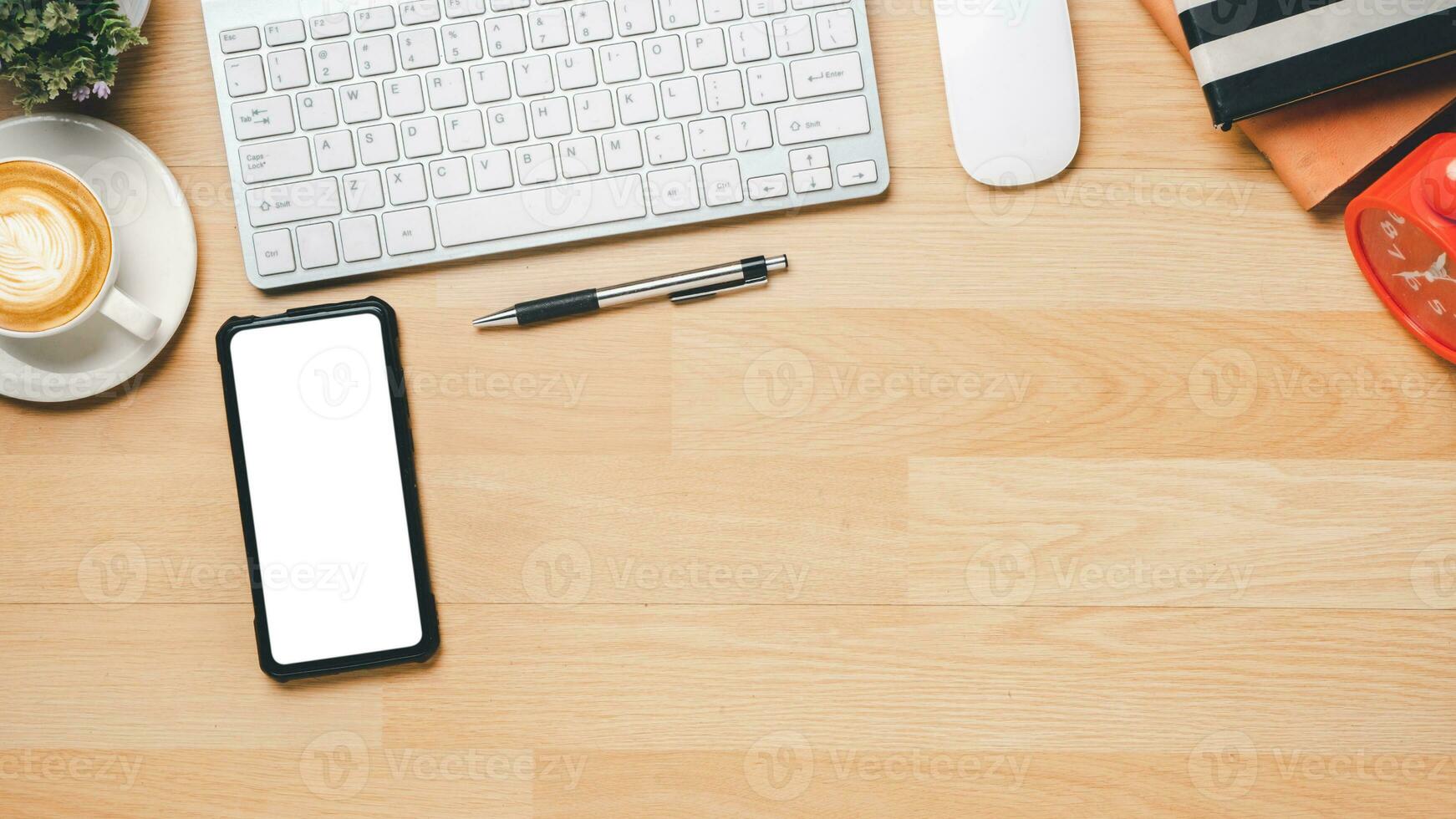 Haut voir, Bureau bureau avec clavier ordinateur, Vide écran intelligent téléphone, tasse de café, souris, stylo et carnet de notes, copie espace, moquer en haut. photo