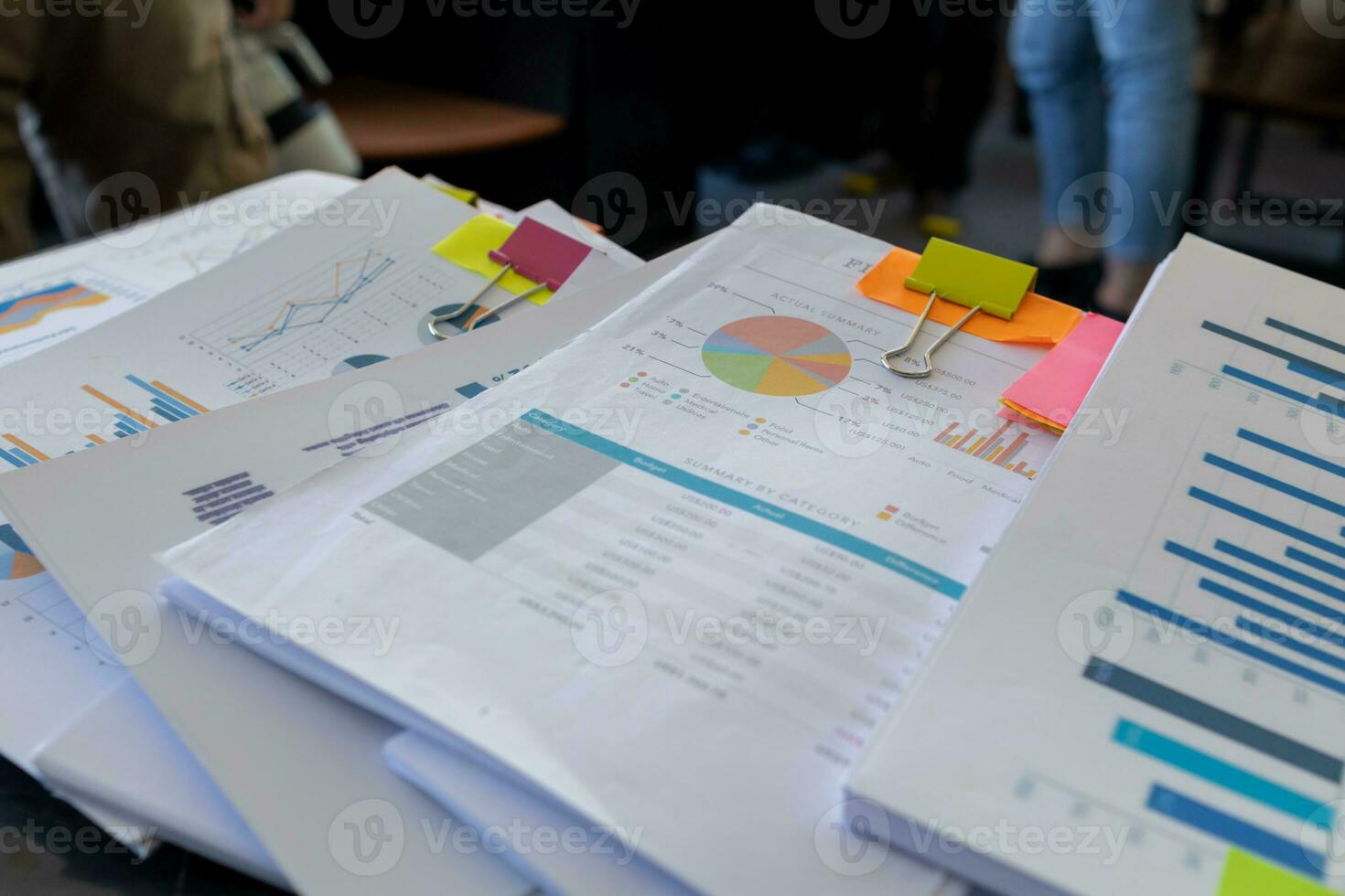 femme d'affaires mains travail sur piles de papier les documents à chercher et la revue les documents empilé sur table avant Envoi en cours leur à planche de réalisateurs à utilisation correct les documents dans réunion avec homme d'affaire photo