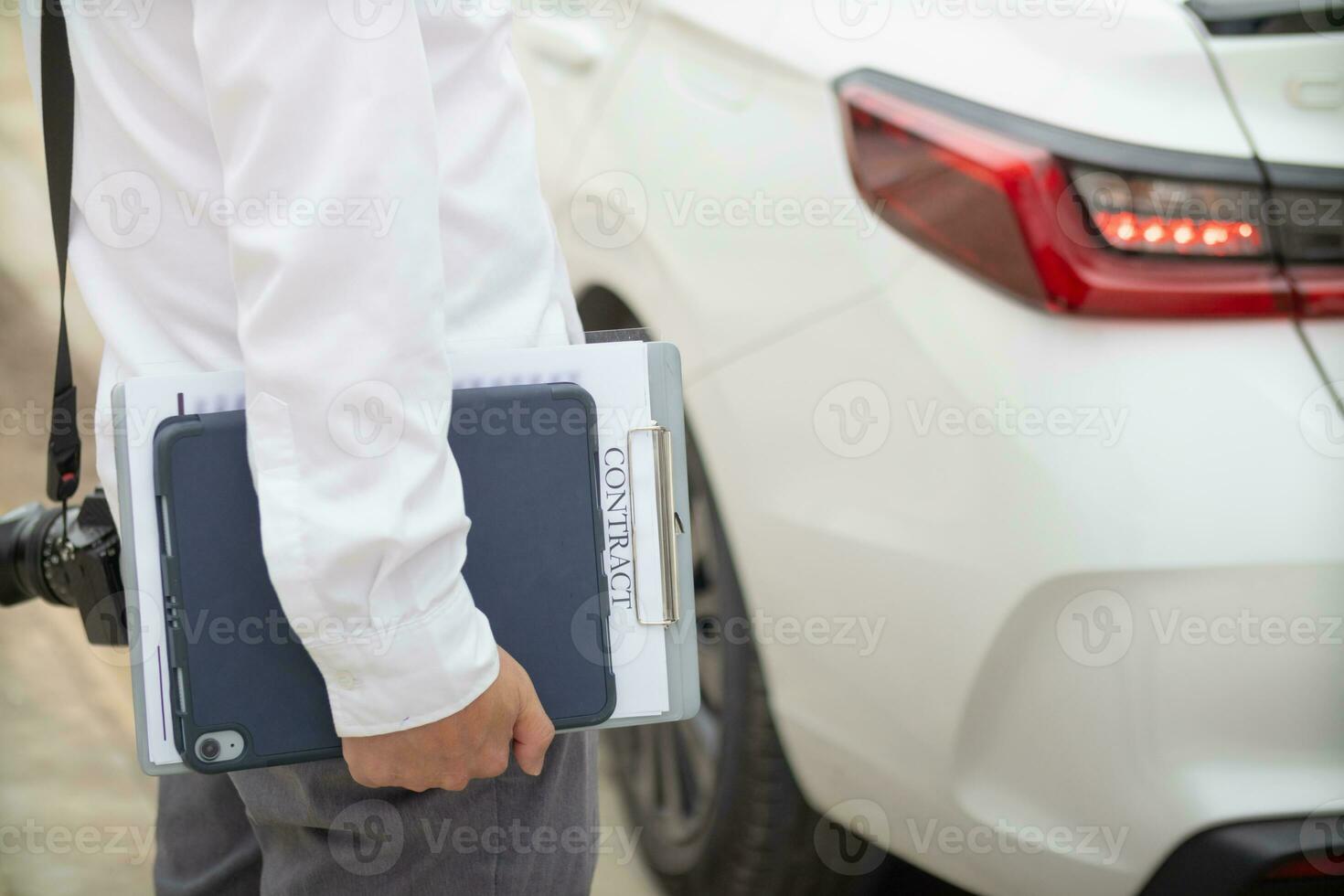 Assurance agents rencontrer avec les clients lorsque les accidents se produire à inspecter dommage et document Assurance réclamations rapidement. concept de voiture Assurance agents à instamment inspecter dommage pour clients. photo