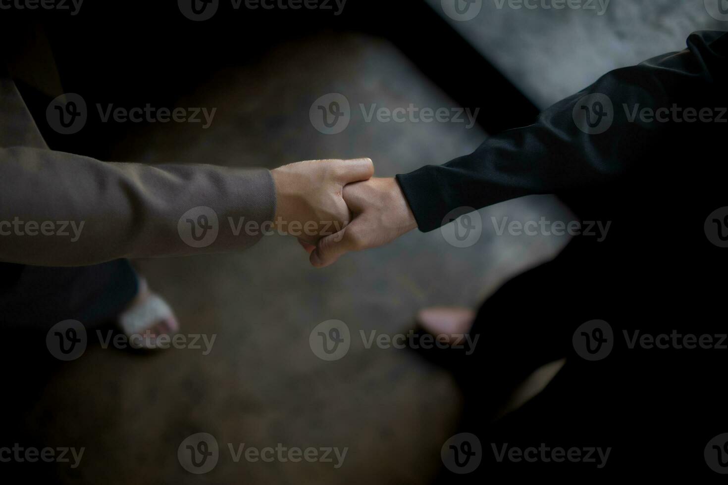 les hommes d'affaires et investisseurs secouer mains après assister réunion avec consultatif équipe après recevoir Conseil de consultatif équipe à propos conjointement investi entreprise. les hommes d'affaires équipe poignée de main concept photo