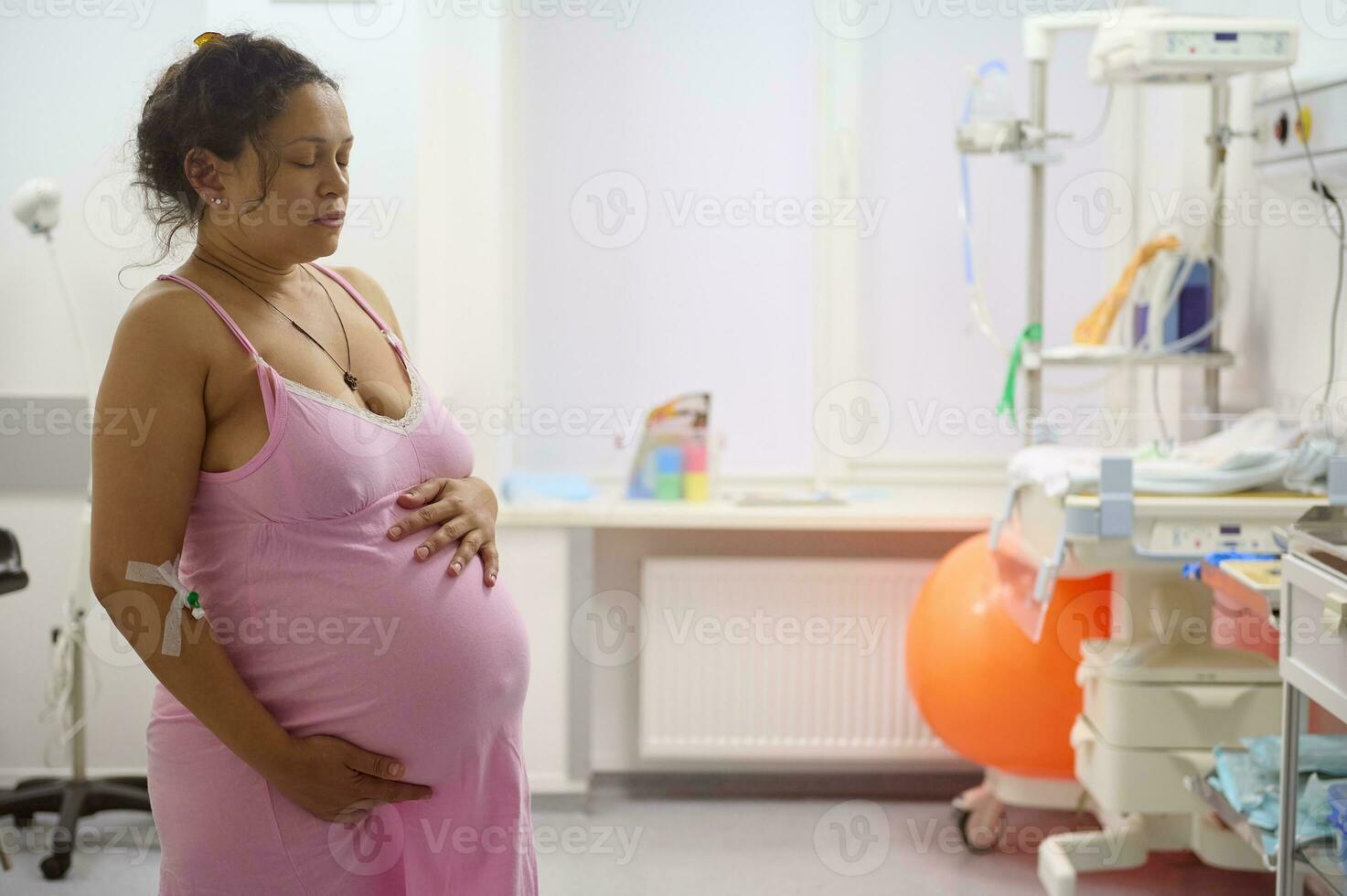 accouchement mère a contraction, en portant sa ventre dans la main d'oeuvre pièce de maternité hôpital. grossesse obstétrique gynécologie photo