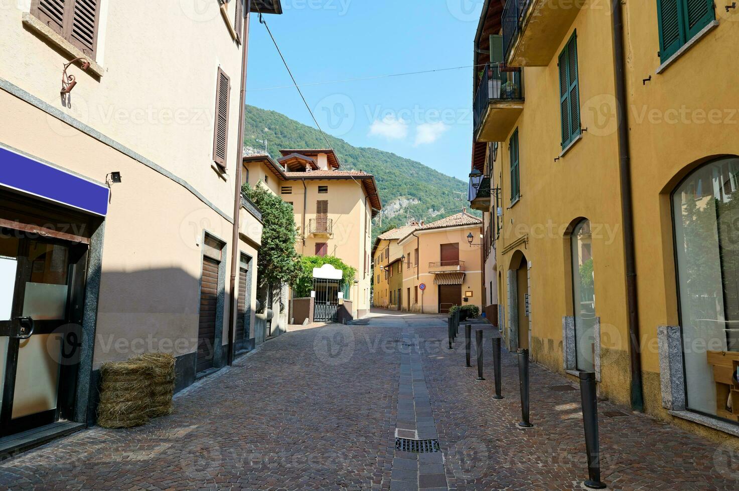 un ruelle scène dans Canzo, Italie, Lombardie. septembre 2023. Voyage et tourisme concept. copie La publicité espace. encore la vie photo