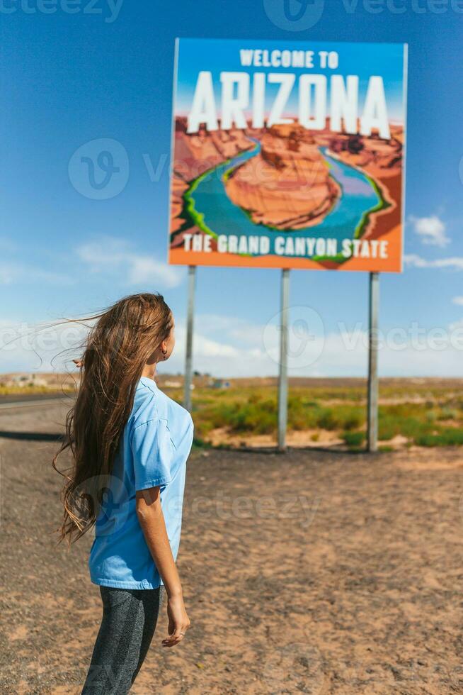 Bienvenue à Arizona route signe. grand Bienvenue signe salue voyages dans paje canyon, Arizona, Etats-Unis photo