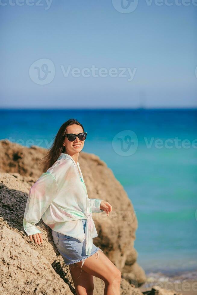 jeune femme heureuse sur la plage profite de ses vacances d'été photo