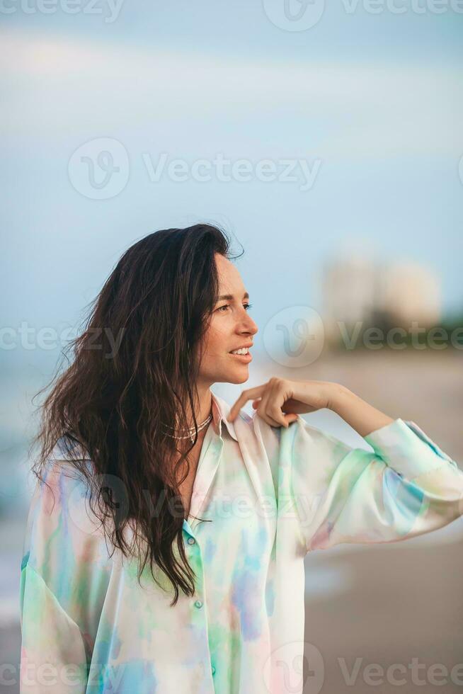 content femme sur le plage vacances photo