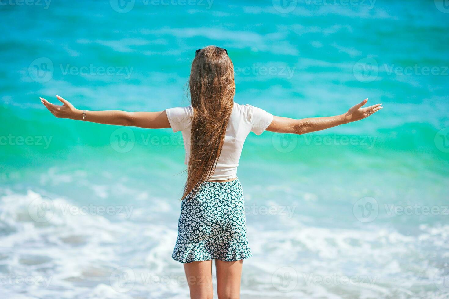 heureuse jeune fille profiter de vacances à la plage tropicale photo