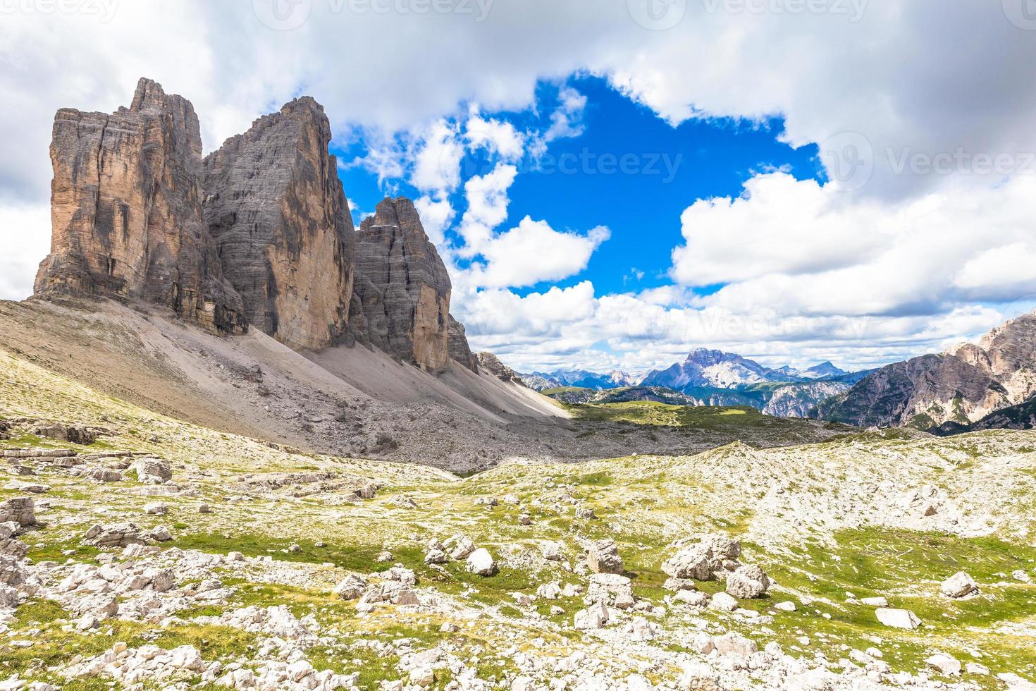 monument des dolomites - tre cime di lavaredo photo