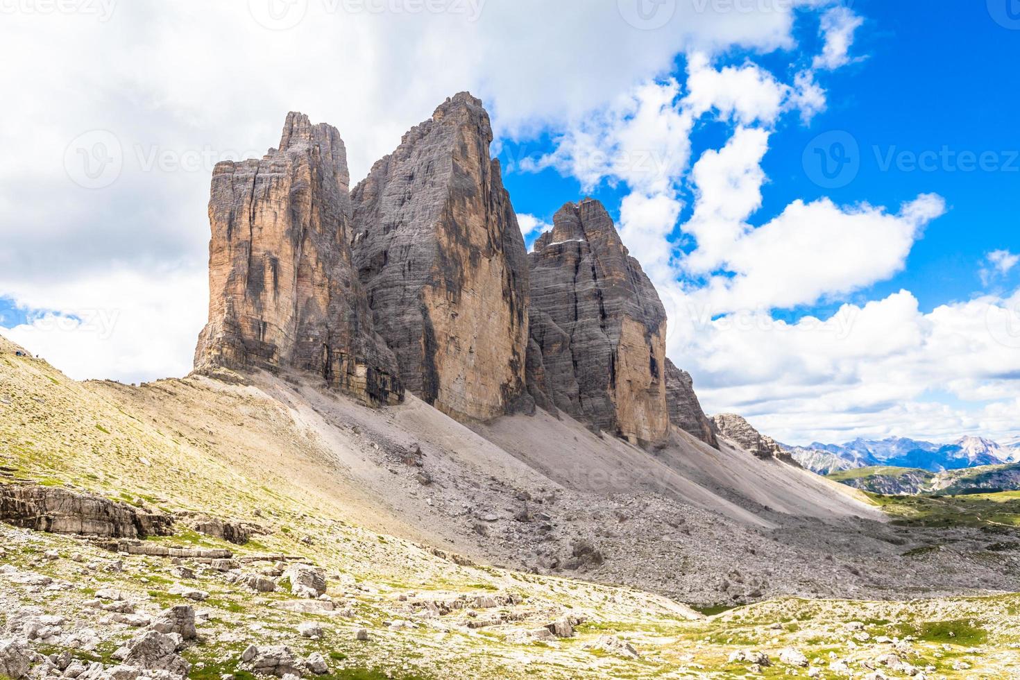 monument des dolomites - tre cime di lavaredo photo