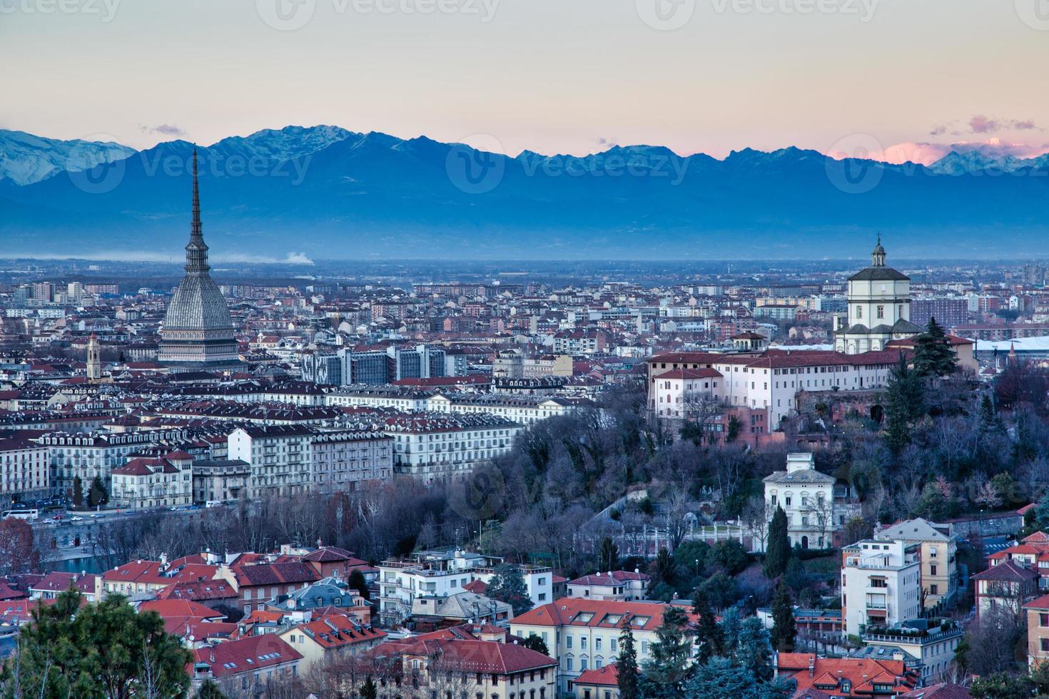 Horizon panoramique de Turin au coucher du soleil avec les Alpes en arrière-plan photo