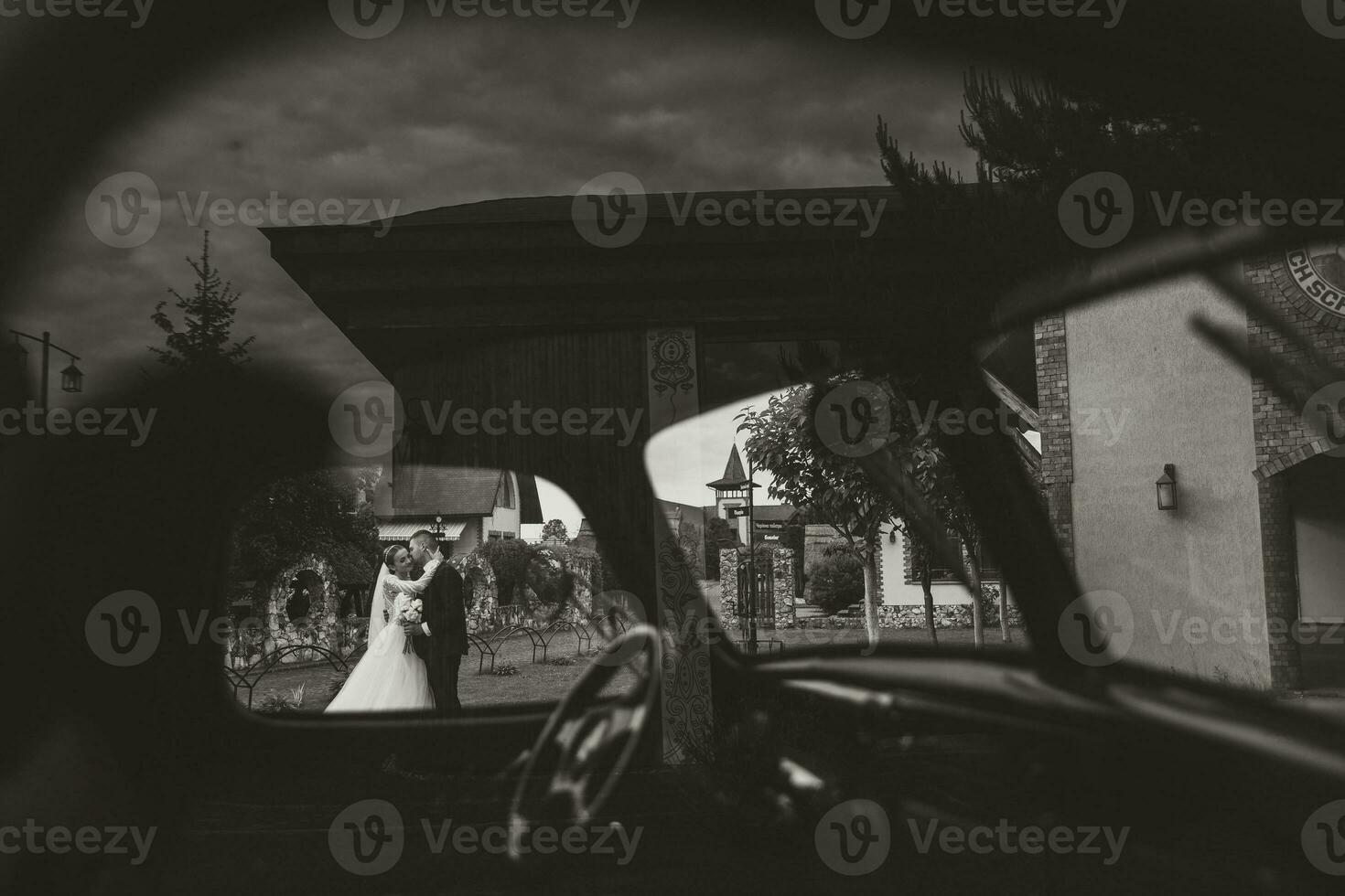 mariage noir et blanc photo affiche. Créatif photo idée de mariage la photographie dans réflexion. la mariée et jeune marié par le voiture fenêtre