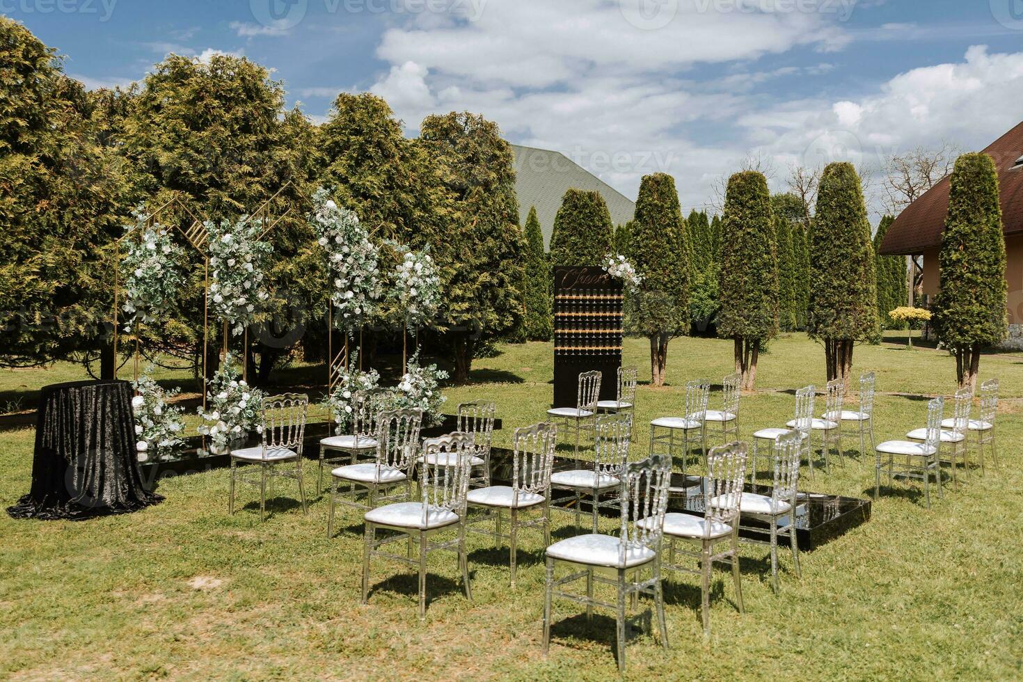 mariage la cérémonie dans jardin. luxueux mariage cérémonie. romantique mariage cérémonie. mariage cambre décoré avec verdure en plein air - Stock photo