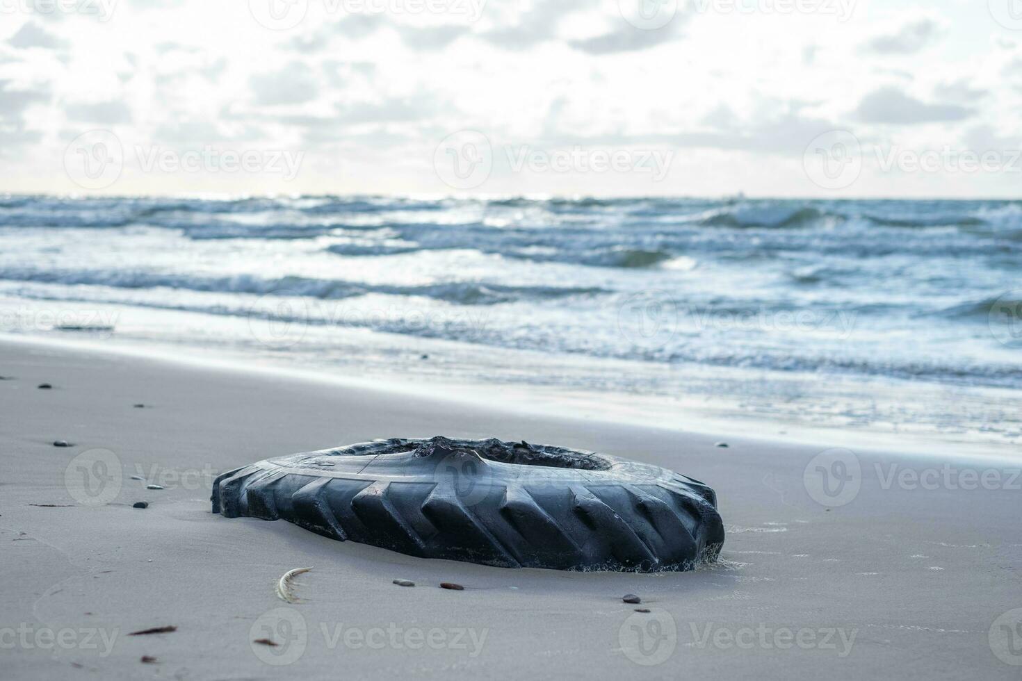 le longue vert herbe dans humide le sable sur une ensoleillé journée avec dunes dans le Contexte. photo