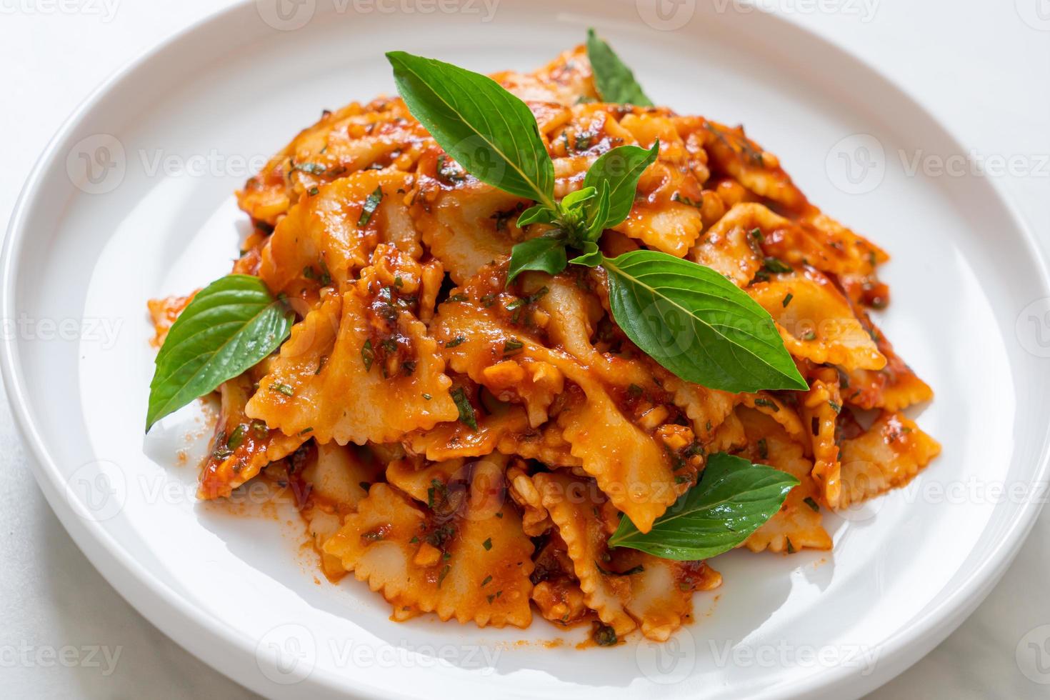 pâtes farfalle au basilic et à l'ail à la sauce tomate photo