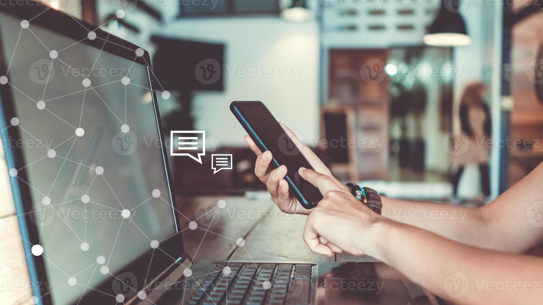 une femme utilise des appareils technologiques smartphone et ordinateur portable pour travailler ou étudier se connecter à une entreprise de communication photo