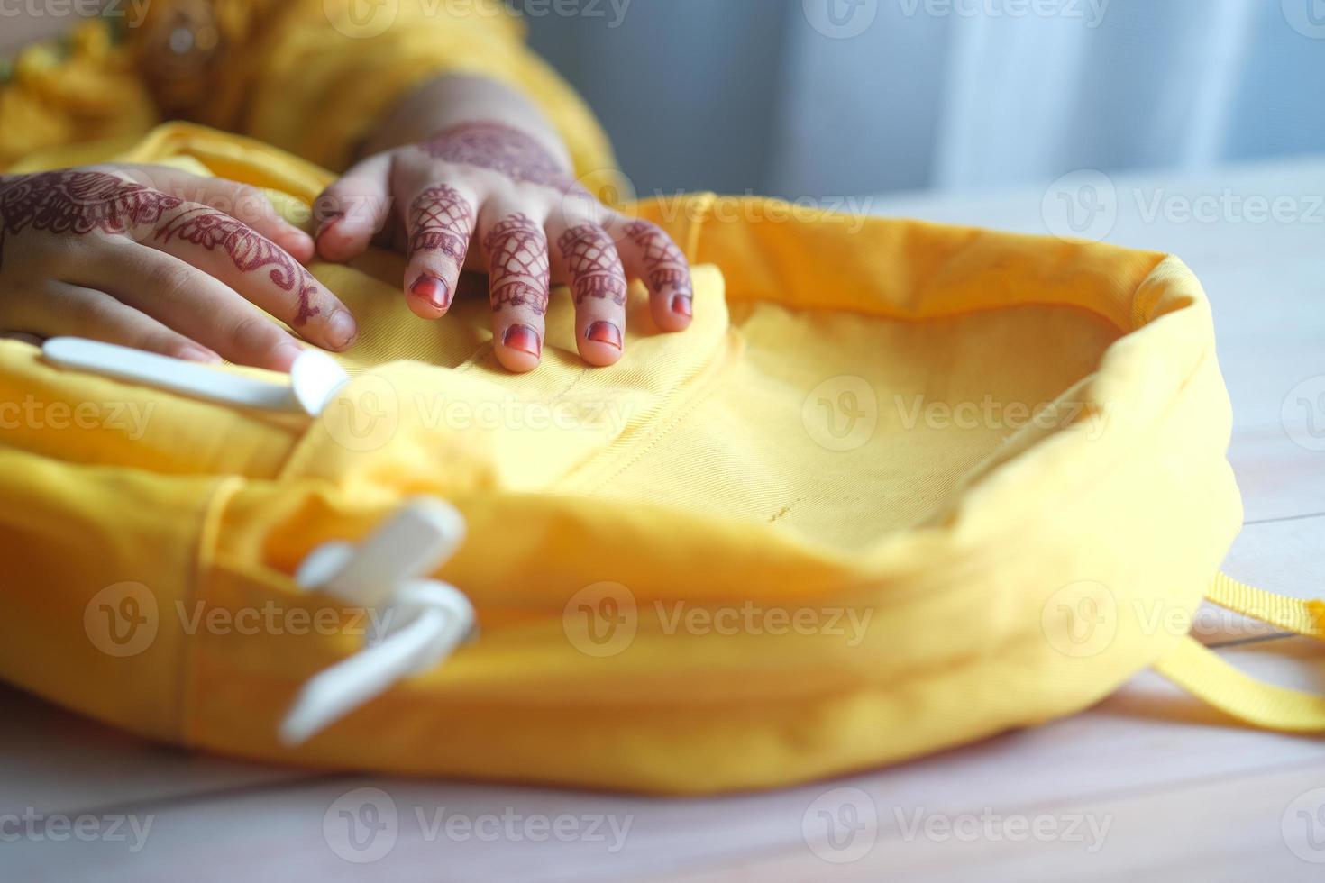 Enfant fille avec cartable prêt à aller à l'école photo