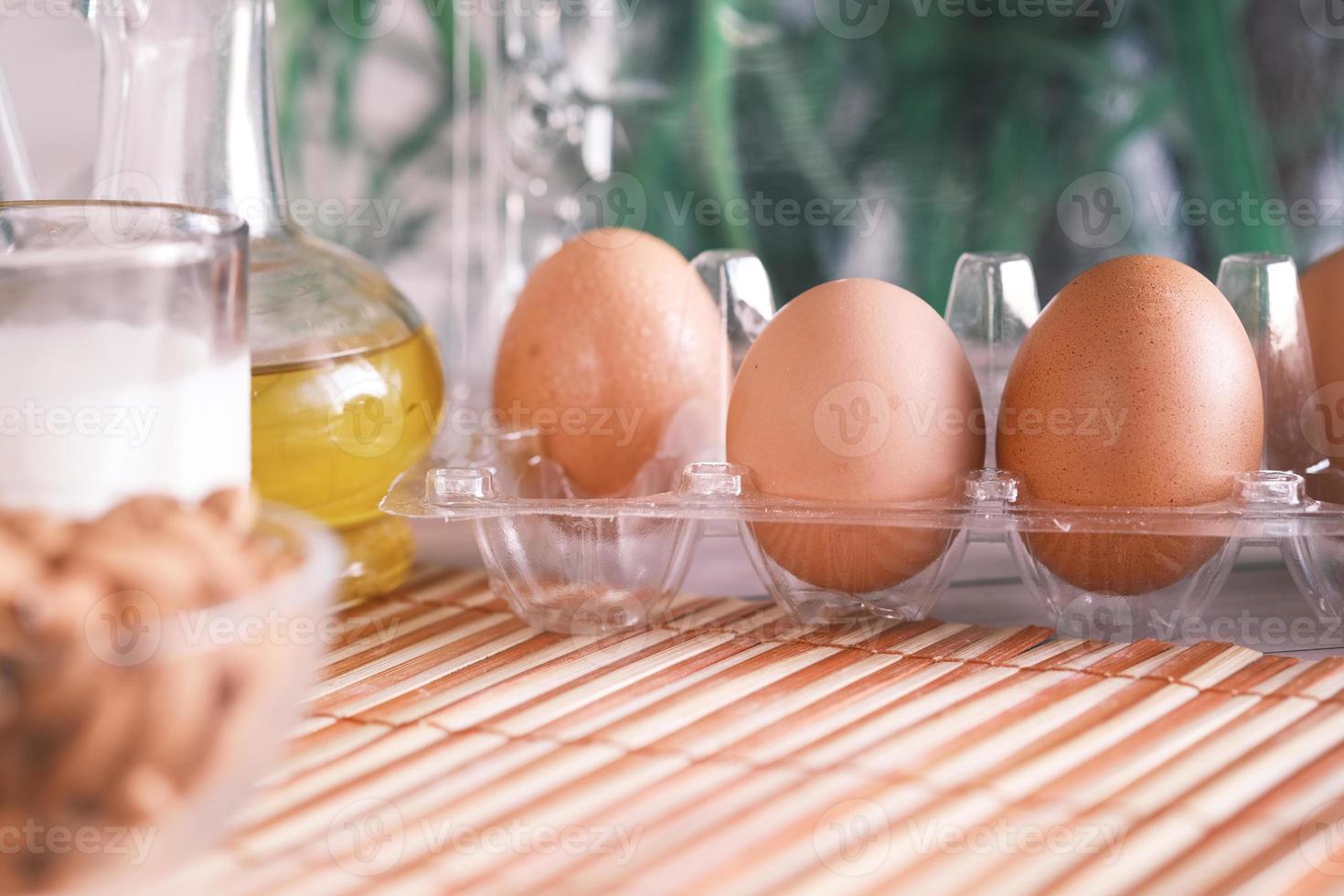 gros plan d'œufs dans un bol. photo